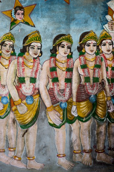 Pintura de deidades hindúes en la pared de un templo en Sangamankanda, en la costa este de Sri Lanka. 29 de mayo de 2010. de Unknown